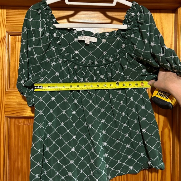 Cute and flattering LOFT blouse, deep green - Picture 5 of 5